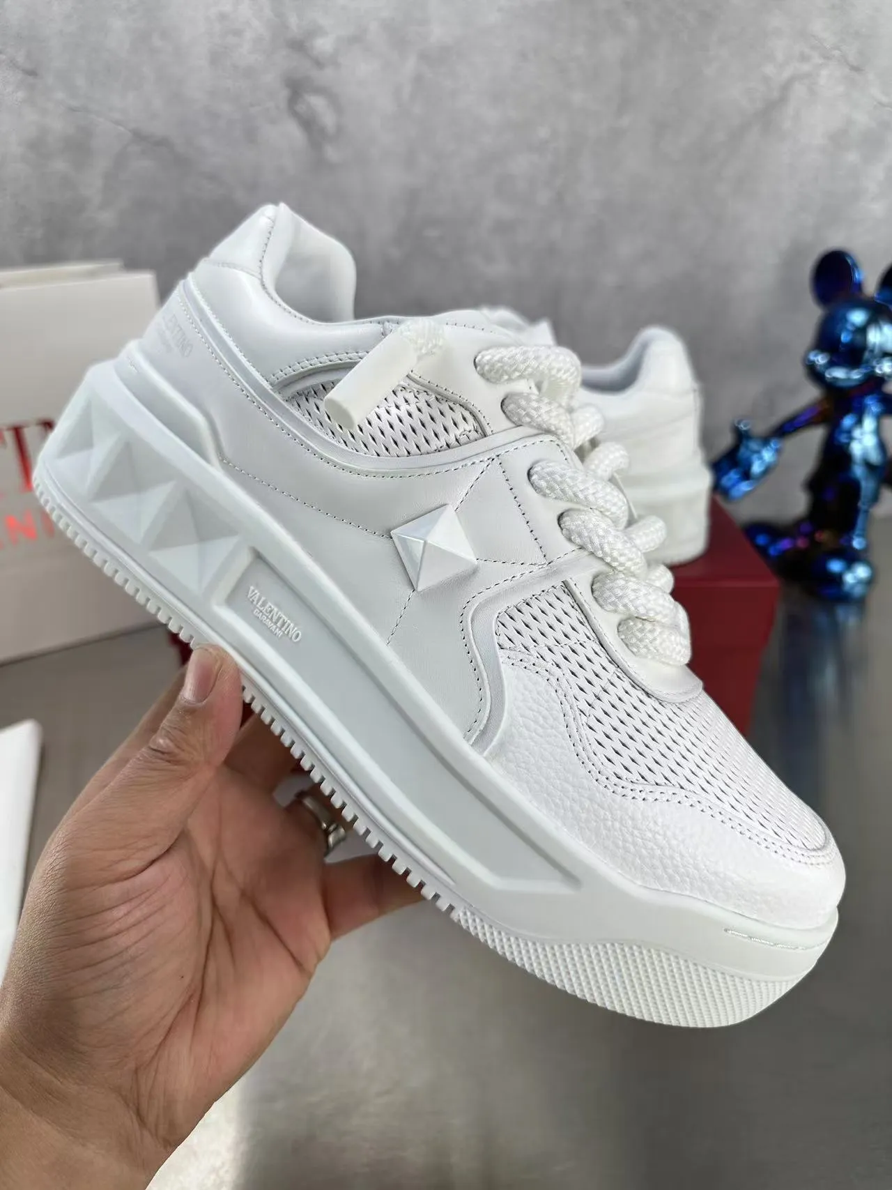 👟👟Ex-factory price 640👟👟 🔺Valentino🔺Valentino new casual shoes 2023 latest model hot style for catwalk couples, thick shoelaces, the same style as Elsa Hosk, Zhang Yixing, Guan Xiaotong and many other stars 🔥 Top version + lasting process, full oil edge on the upper. Fabric: Customized cowhide + cowhide lining with breathable mesh. Outsole: original molded TPU thickened outsole. Size for women is 35-40. Men’s size is 39-45.
